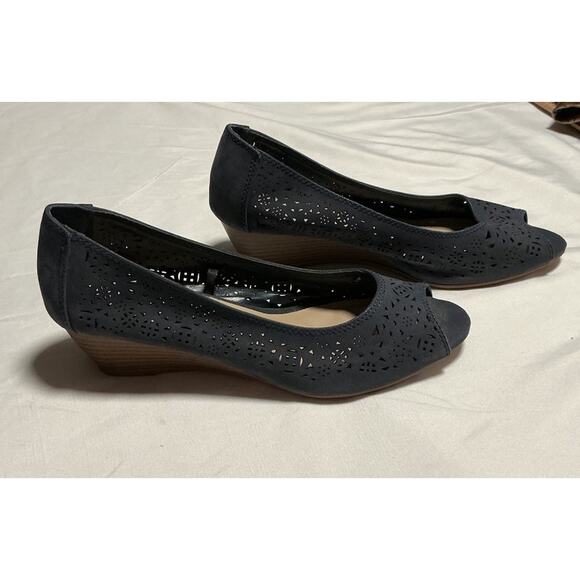 NICOLE Shoes Size 8W “Vicky” Blue Suede Stacked Wedge Heel Eyelet Peep toe - Picture 2 of 12